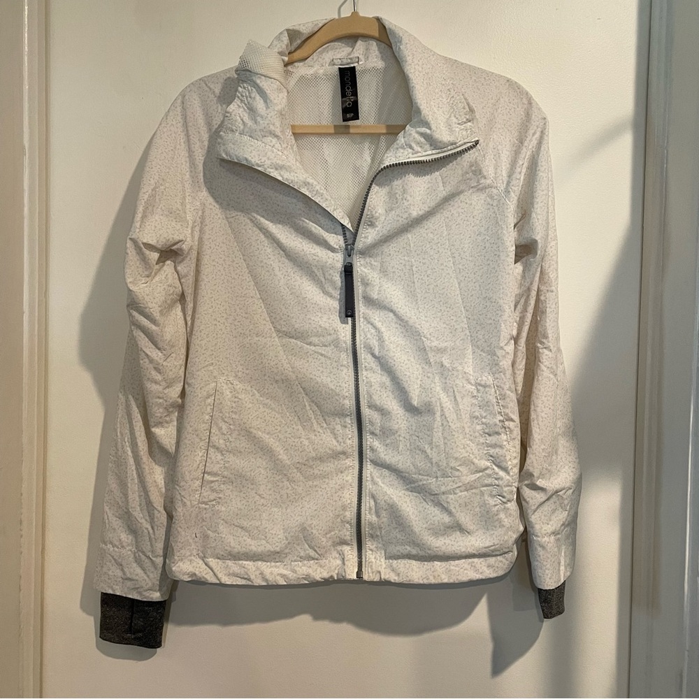 Mondetta wind breaker Jacket in White thumb holes size small